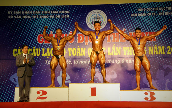 Trao huy chương cho các lực sĩ hạng cân trên 90kg hạng A nam