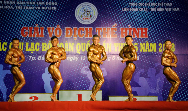 Tư thế nghiêng ngực (1 trong 8 tư thế của bài thi quy định)