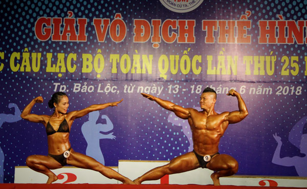 Màn biểu diễn cơ bắp của các lực sĩ ở nội dung đôi nam - nữ