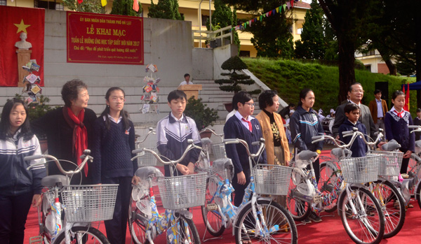 &quot;Nâng bước&quot; đến trường