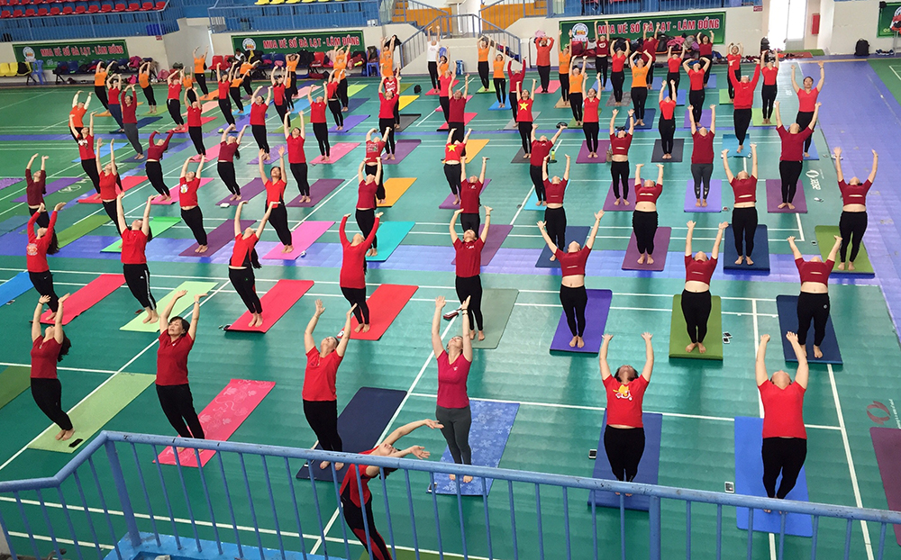 Đồng diễn nhân ngày Yoga thế giới