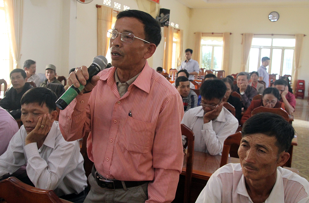 Cử tri thị trấn Lộc Thắng phát biểu ý kiến tại buổi tiếp xúc