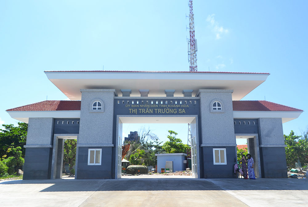 Cổng chính thị trấn Trường Sa đang trong giai đoạn hoàn thành
