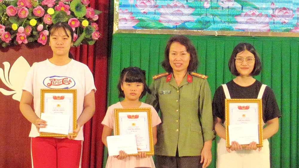 Trao giải cuộc thi viết - vẽ "Con yêu mẹ - Chiến sĩ Công an"