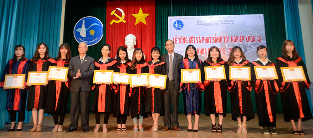 Ban giám hiệu nhà trường trao giấy khen cho sinh viên tốt nghiệp loại giỏi