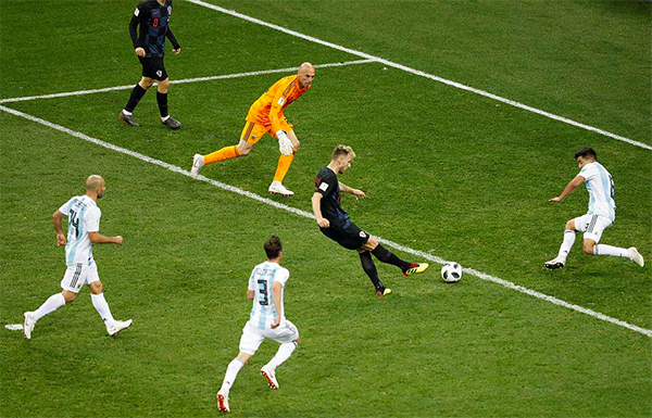 Rakitic thoải mái ghi bàn khi Argentina đã suy sụp. Ảnh: Reuters