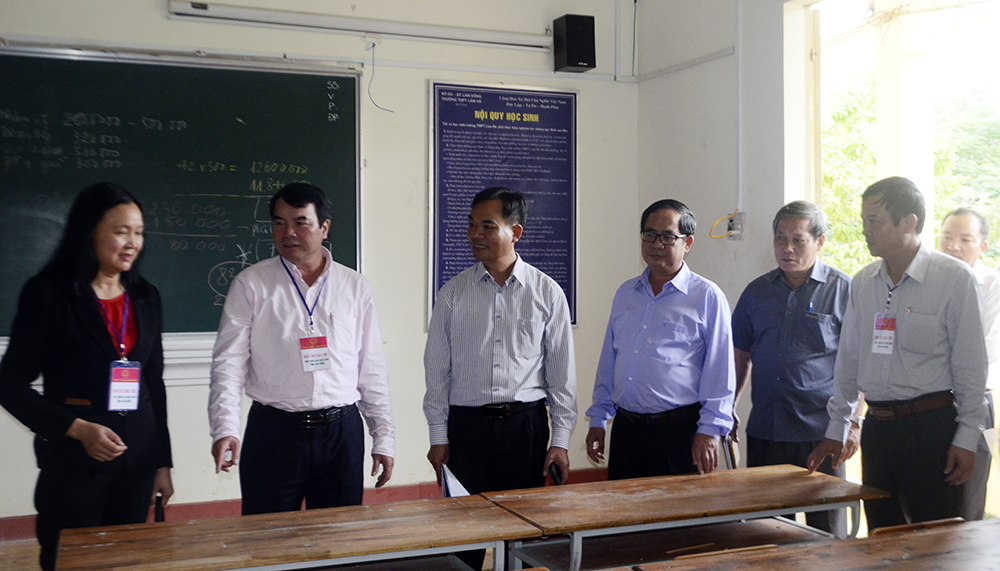 Phó Chủ tịch UBND tỉnh Phạm S (thứ hai trái qua) kiểm tra phòng thi tại điểm thi Trường THPT Lâm Hà (huyện Lâm Hà)