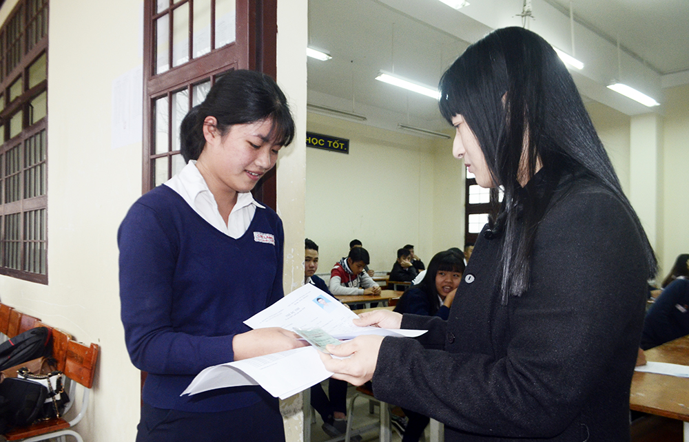 Phát thẻ dự thi cho thí sinh