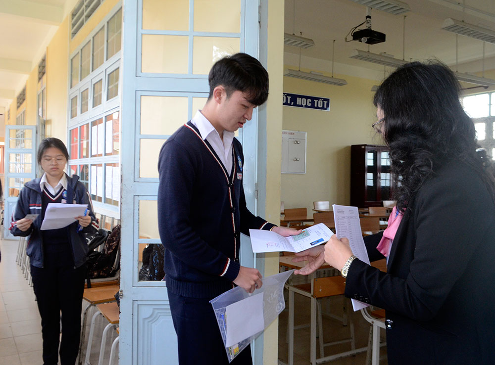 Gọi thí sinh vào phòng thi tại điềm thi Trường THPT Trần Phú, Đà Lạt