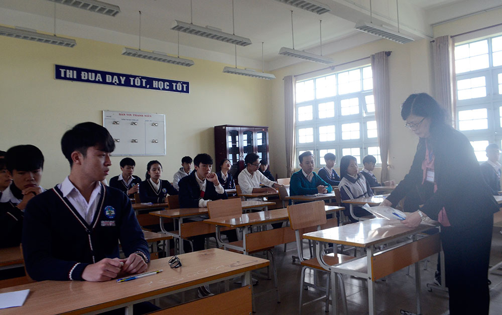 Thí sinh vào phòng thi nghe phổ biến quy chế thi lần cuối trước giờ phát đề thi