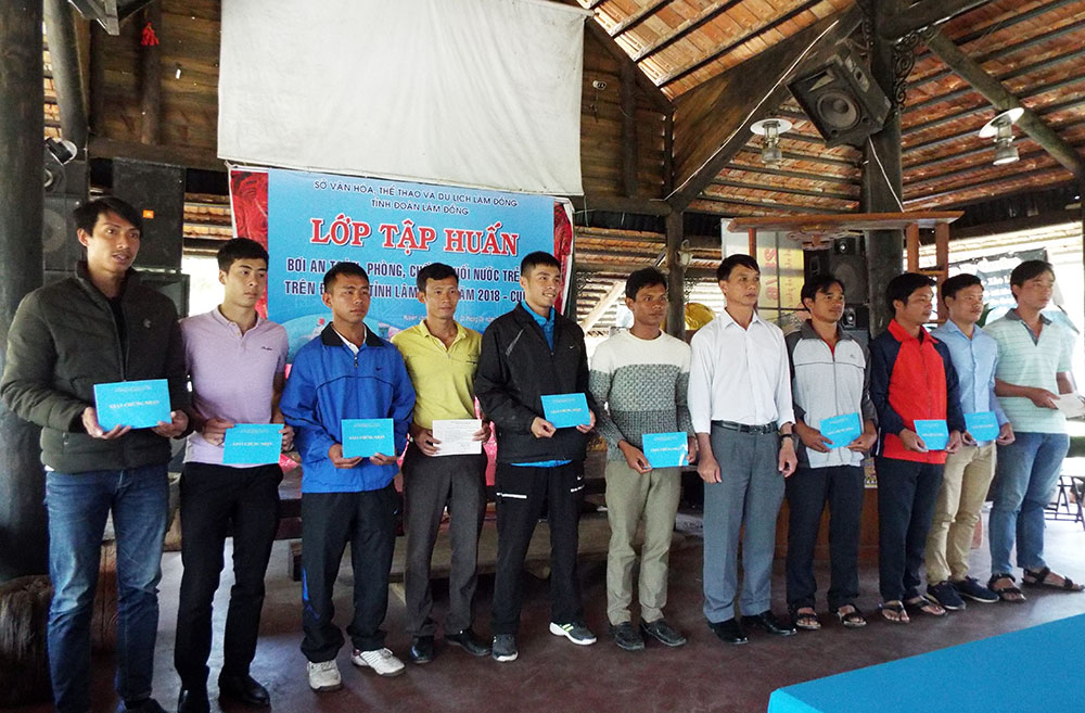 Tập huấn nghiệp vụ bơi an toàn, phòng chống đuối nước trẻ em cho hướng dẫn viên cơ sở