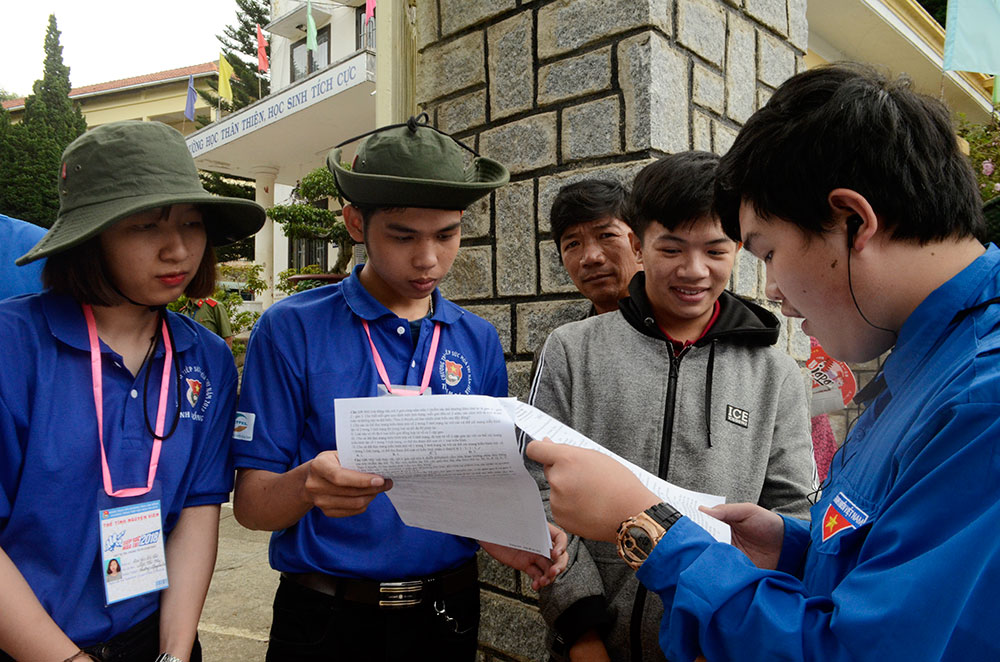 Thí sinh "mướt" mồ hôi với bài thi tổ hợp Khoa học tự nhiên