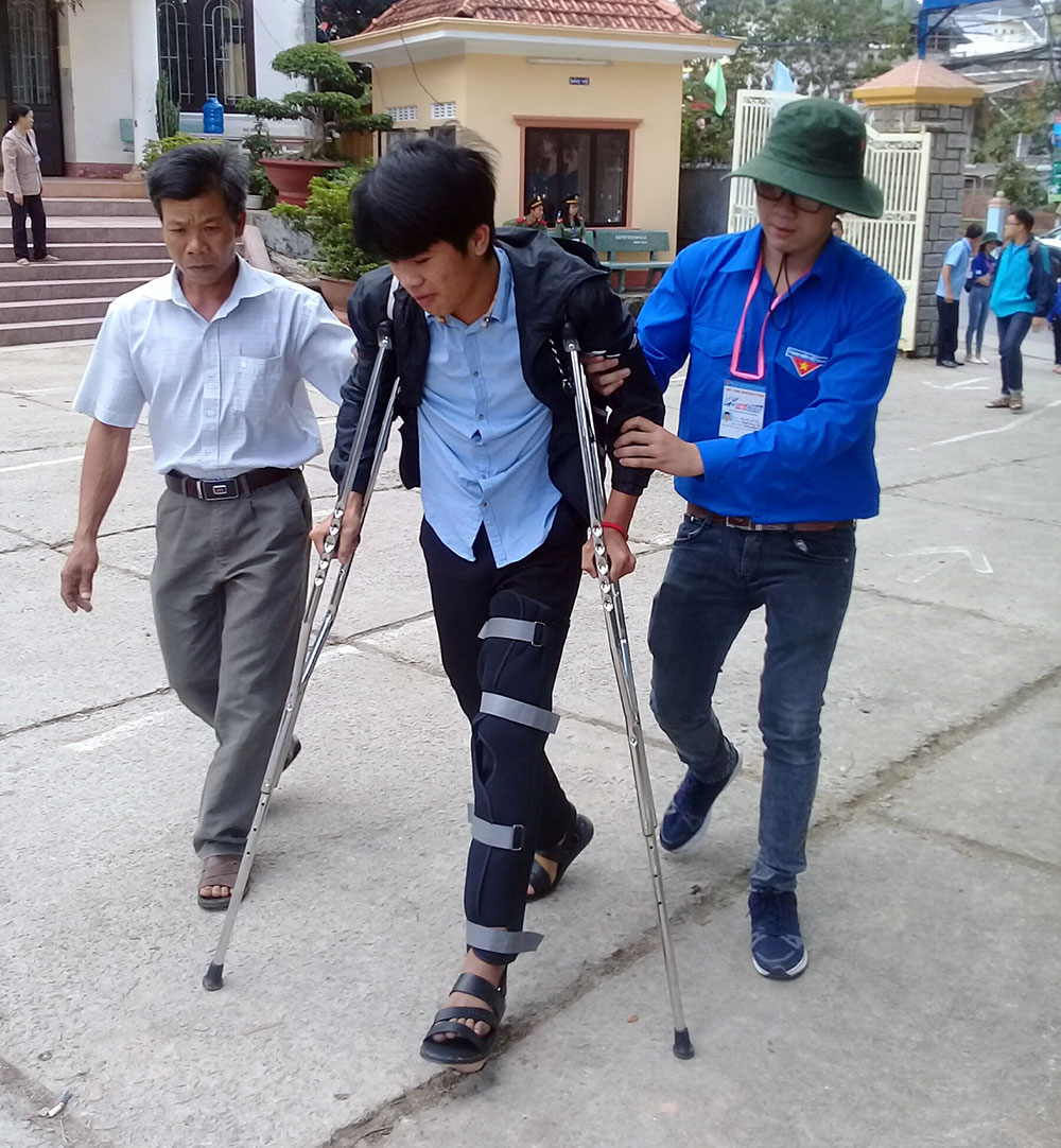 Lực lượng tiếp sức mùa thi hỗ trợ thí sinh bị tai nạn gãy chân vào phòng thi