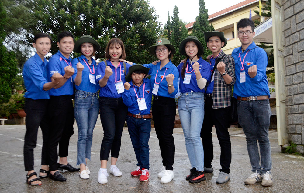 Tình nguyện viên "tí hon" dân tộc Cil tiếp sức mùa thi 2018