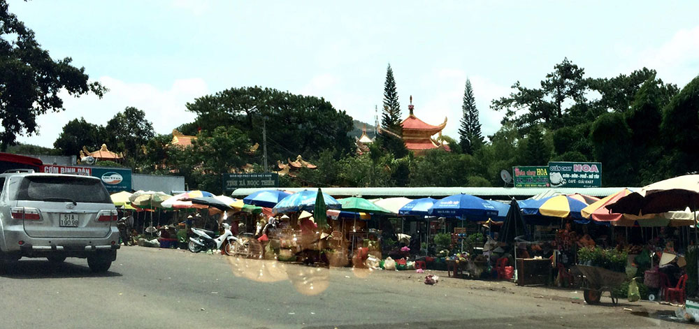 Về tình trạng vi phạm lộ giới và mất mĩ quan ở chân đèo Prenn