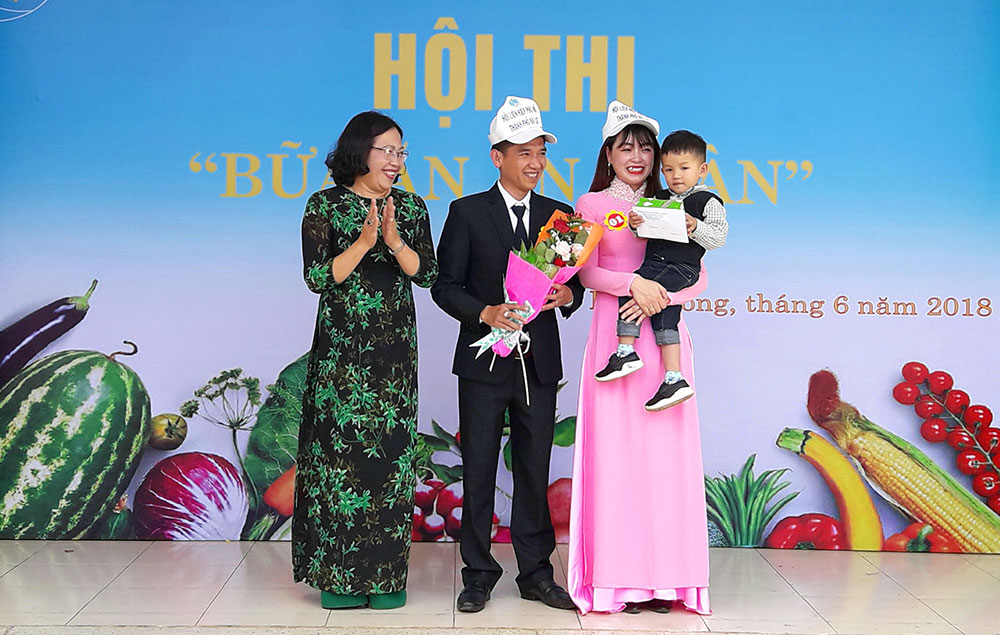 Bà Phạm Thị Mỹ Huyền -Chủ tịch Hội LHPN tỉnh trao giải Nhất hội thi nấu ăn “Bữa cơm an toàn” cho đôi vợ chồng trẻ Nguyễn Ngọc Tuân -Đặng Thị Bích Thủy (Đà Lạt)
