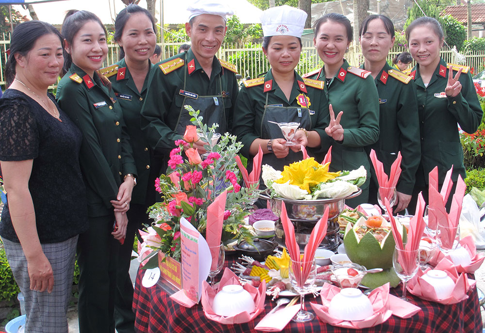 Giải thuyết trình món ăn hay nhất thuộc về gia đình anh chị Hồ Phong Vân -Bộ Chỉ huy quân sự tỉnh được trình bày bằng một bài thơ