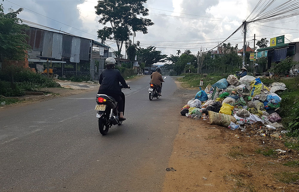 Xe không vào thu gom, rác tràn ngập Quốc lộ 55
