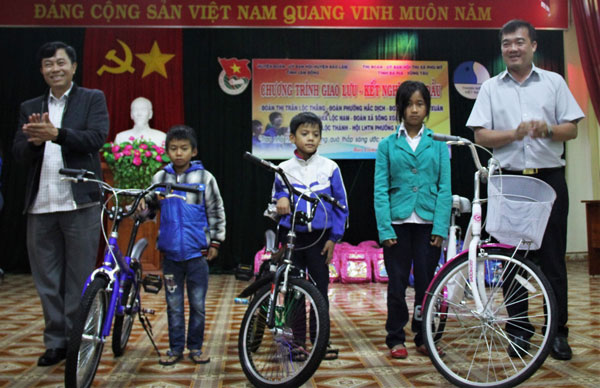 Trao tặng xe đạp cho học sinh nghèo vượt khó