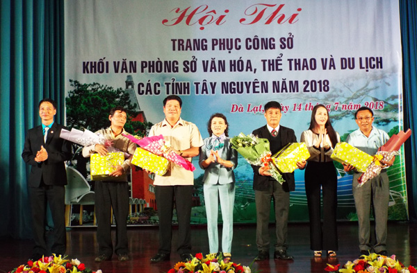 Sở VHTTDL Lâm Đồng tặng quà lưu niệm cho các Sở VHTTDL 5 tỉnh Tây Nguyên