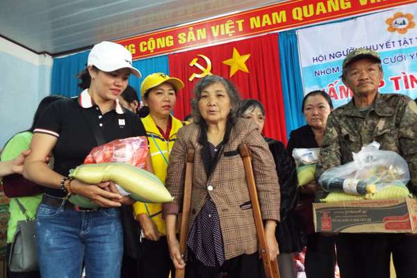 Đà Lạt: Tặng quà "Ấm áp tình người" cho người khuyết tật