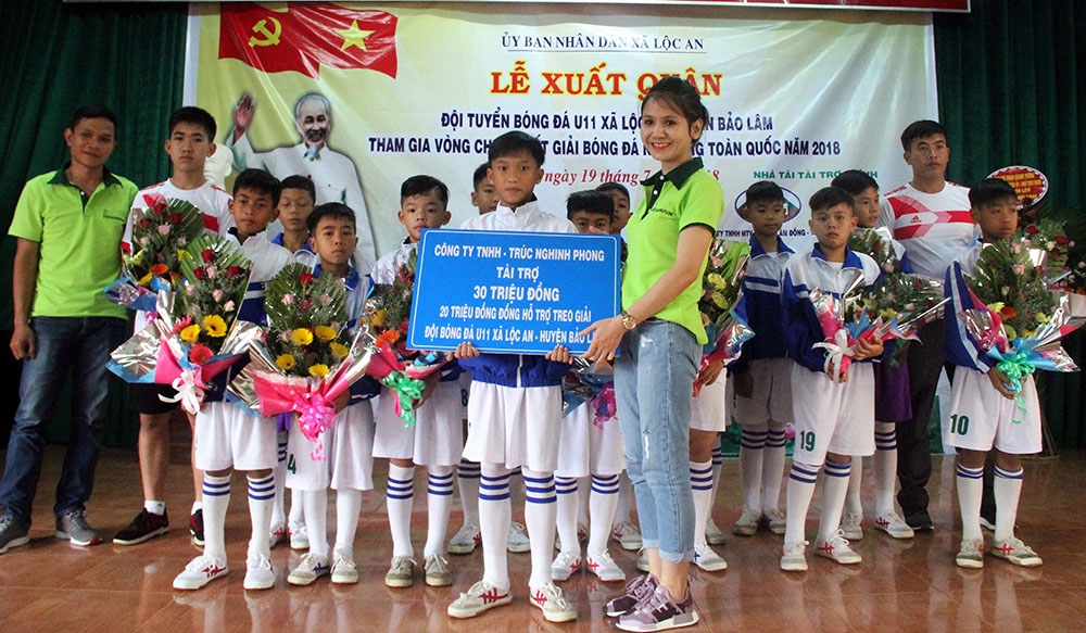 Công ty Trúc Nghinh Phong (TP Hồ Chí Minh) trao tiền hỗ trợ cho đội bóng