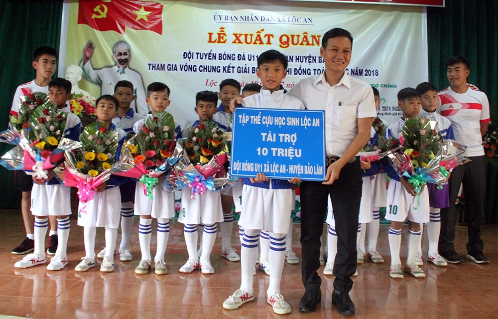 Hội Cựu học sinh Lộc An tại TP Hồ Chí Minh trao tiền hỗ trợ đội bóng