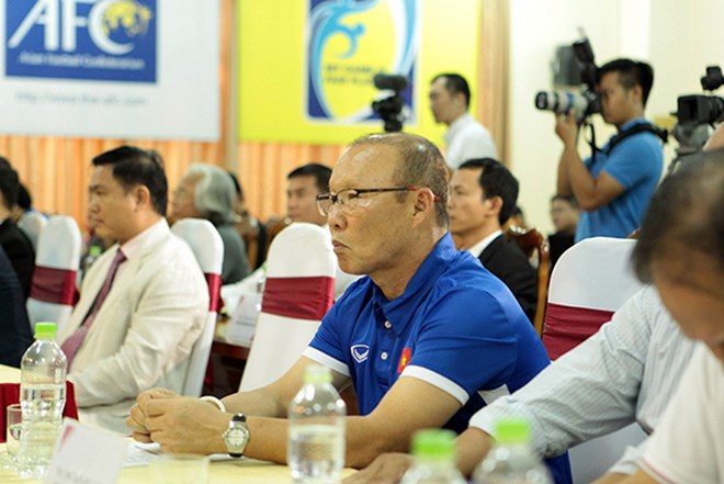 HLV Park Hang-seo tại buổi ký kết