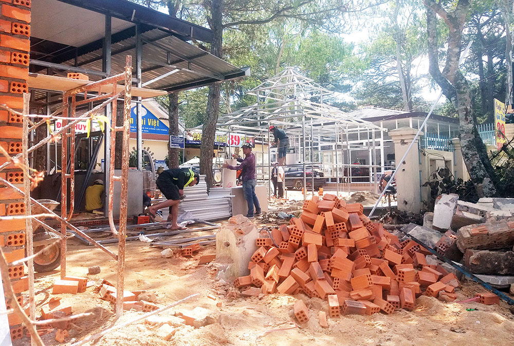 Lập trật tự xây dựng bằng tước quyền sử dụng giấy phép