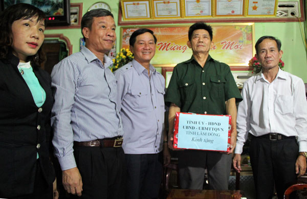 Phó Bí thư thường trực Tỉnh ủy Trần Đức Quận thăm, tặng quà gia đình bệnh binh Nông Đình Sương (thị trấn Phước Cát, Cát Tiên)