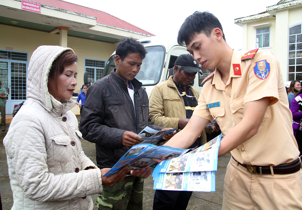 Ðưa văn hóa giao thông đến vùng đồng bào