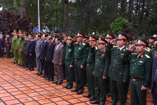 Lãnh đạo tỉnh và đại biểu dành một phút mặc niệm tưởng nhớ các anh hùng liệt sĩ