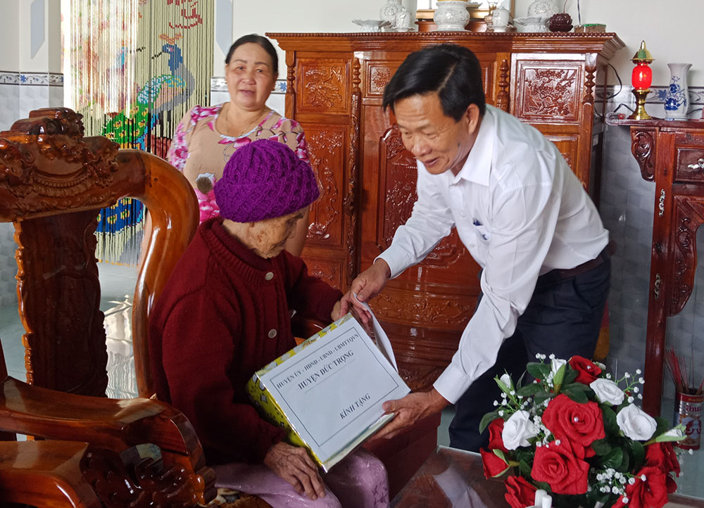 Đức Trọng tổ chức thăm, tặng quà gia đình chính sách