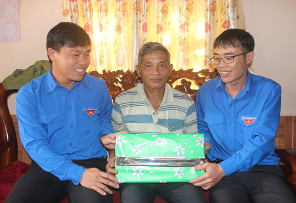 Trao 10 suất quà cho gia đình chính sách xã Đa Nhim