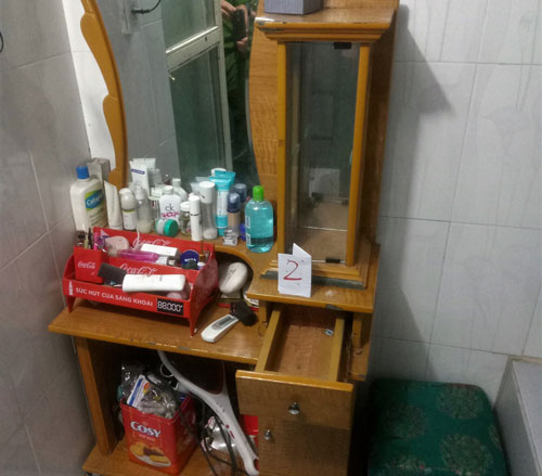 Tủ gỗ trong nhà chị Hằng cũng bị phá khóa