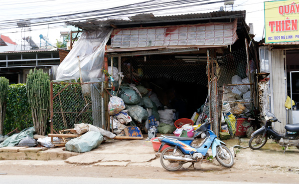Một trong nhiều cơ sở kinh doanh phế liệu nằm trong khu dân cư chính quyền vận động di dời. Ảnh: C.T