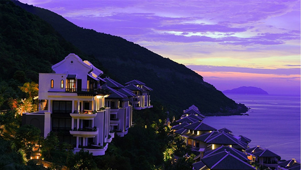 Quê xứ, resort, và lời nhắc nhớ chân thật