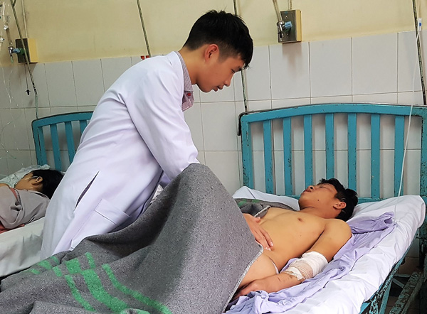Nhiều thanh niên xông vào bệnh viện chém người trọng thương