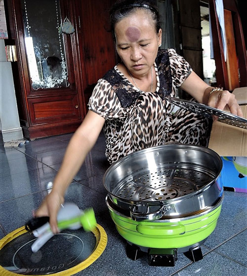 Thiếu hiểu biết, hàng chục người dân sập bẩy công ty bán hàng dạo