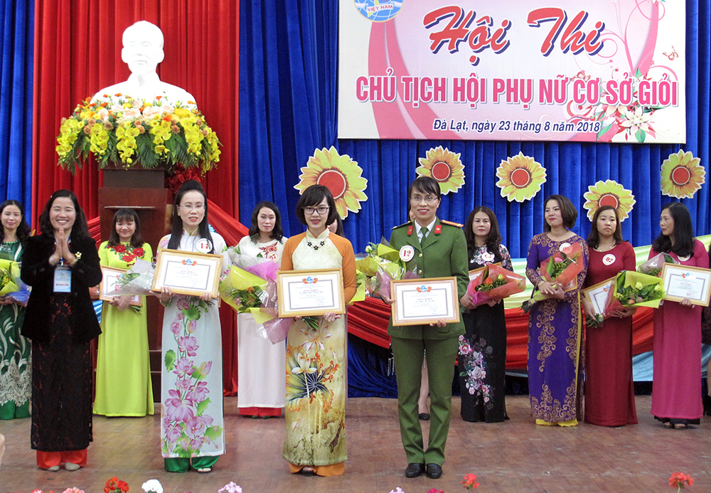 Lãnh đạo Hội Phụ nữ tỉnh trao giải Nhất cho thí sinh Phạm Phan Thanh Thúy -Chủ tịch Hội PN P4 (đứng hàng trước, thứ 2 từ phải sang) và 2 giải Nhì cho thí sinh Phạm Thị Thu Hà -Chủ tịch Hội PN Công an Đà Lạt và Nguyễn Thị Cẩm Sương -Chủ tịch Hội PN Tà Nung