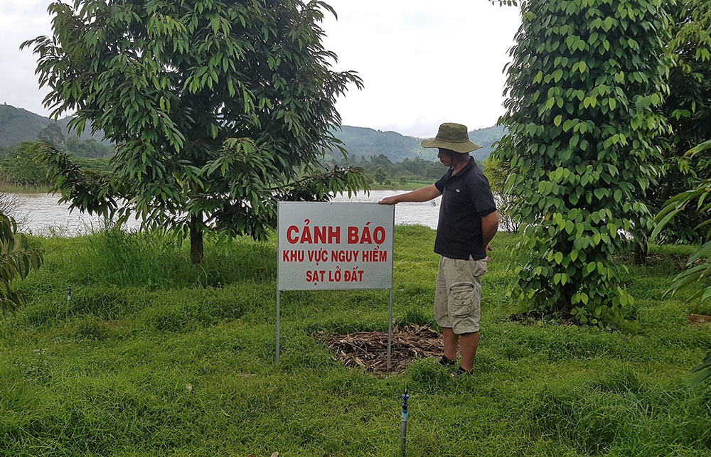 Địa phương gắn biển “cảnh báo nguy hiểm” tại khu vực sạt lở. Ảnh: K.P