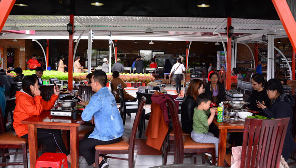 Du khách thưởng thức những món ăn miễn phí tại gia đình anh Phan Tuấn Linh