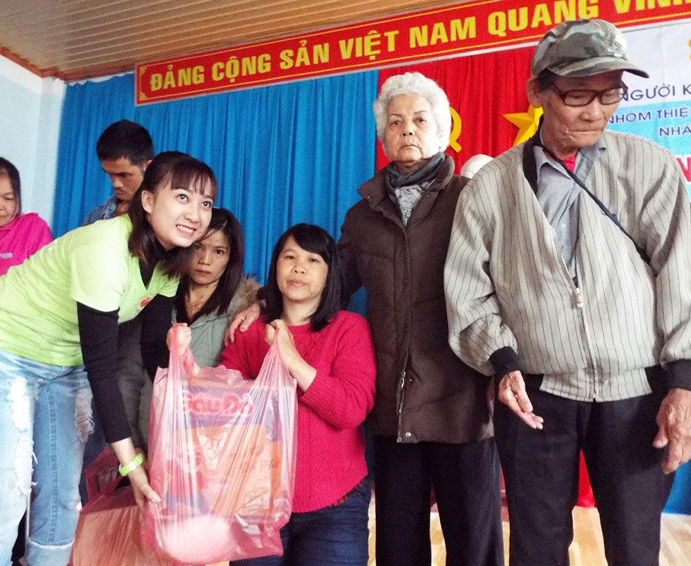 Giao lưu tặng quà cho người khuyết tật "Vu lan ấm áp tình người"