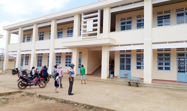 Trường tiểu học mới xây đã xuất hiện nhiều vết nứt
