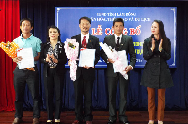 Trao Quyết định bổ nhiệm các chức năng quản lý hai đơn vị mới của Giám đốc Sở các cá nhân