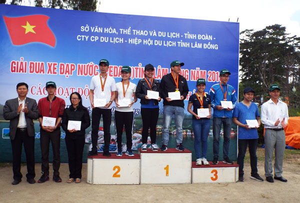 Trao giải thưởng cho các cặp vận động viên đoạt giải ở các nội dung đua