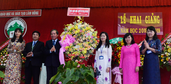 Đồng chí Nguyễn Xuân Tiến – UVTW Đảng, Bí thư Tỉnh ủy tặng lẵng hoa cho Trường THPT Chuyên Đà Lạt