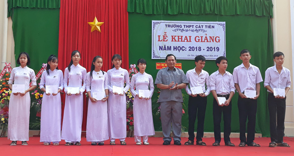 Phó Chủ tịch HĐND tỉnh K' Mák trao học bổng cho các em học sinh