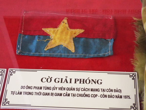 Cờ giải phóng do ông Phạm Tùng may từ những miếng vải nhỏ tại nhà tù Côn Đảo (1975)