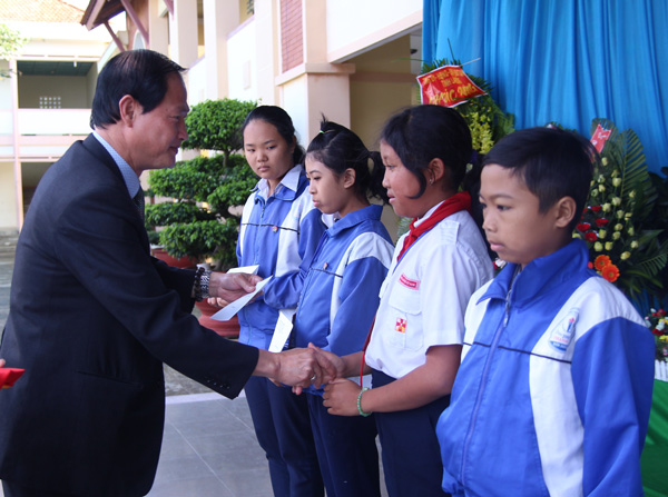 Đồng chí Nguyễn Trọng Ánh Đông trao học bổng cho các em học sinh nghèo vượt khó học giỏi